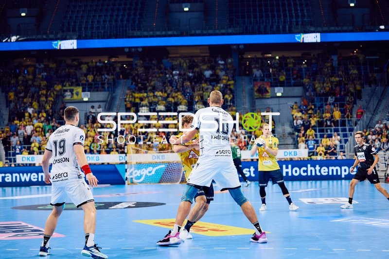 Ein Spieler von MT Melsungen verteidigt gegen einen Spieler von den Rhein Neckar Löwen.