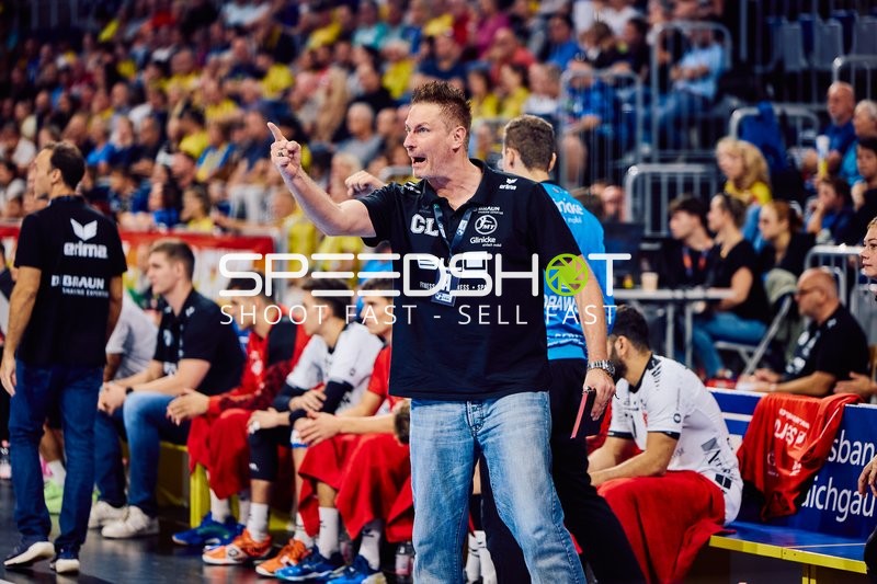 Ein Trainer gibt Anweisungen von der Seitenlinie.