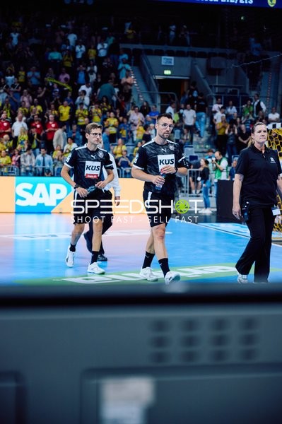 Schiedsrichter betreten das Spielfeld.