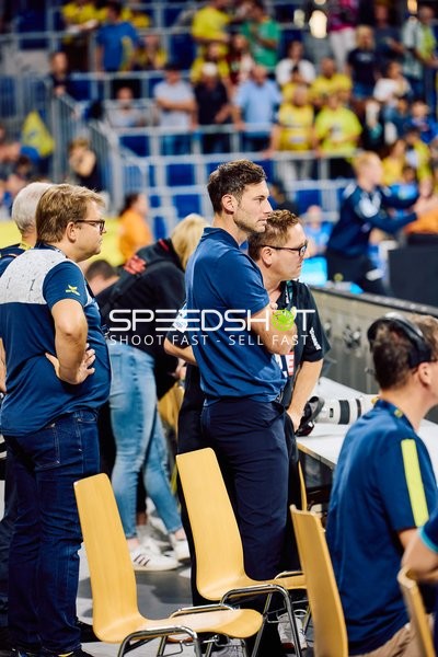 Zuschauer beobachten das Spiel von der Seitenlinie.