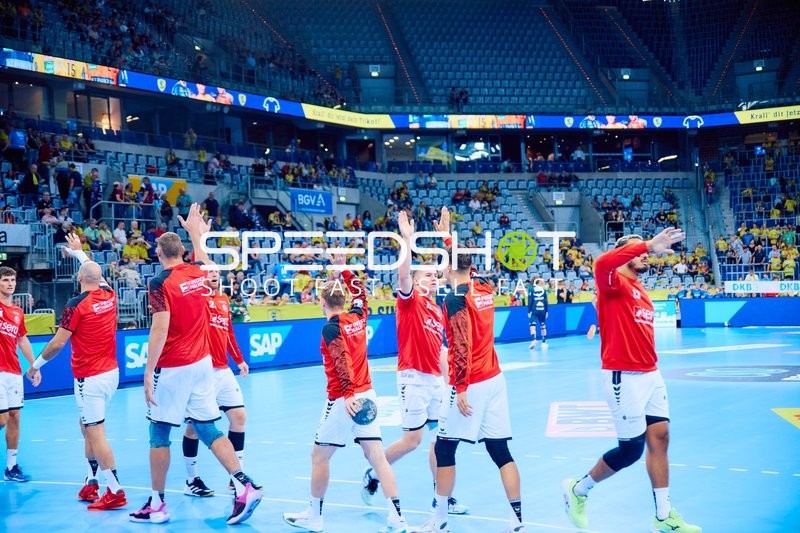 Spieler von MT Melsungen grüßen das Publikum.