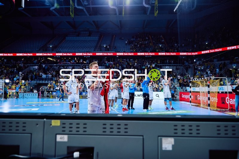 Spieler feiern nach dem Spiel.