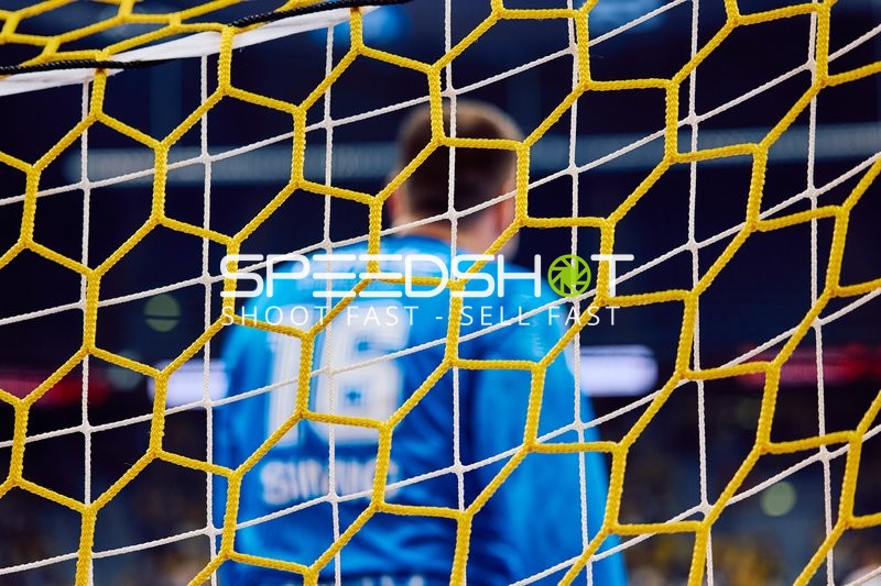 Torwart steht im Tor und beobachtet das Spielgeschehen.