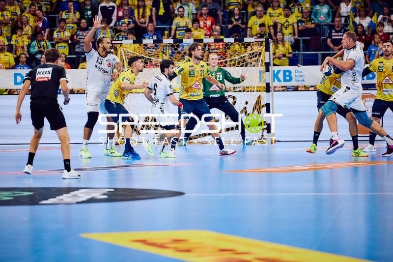 Angriff von MT Melsungen gegen die Abwehr von Rhein Neckar Löwen