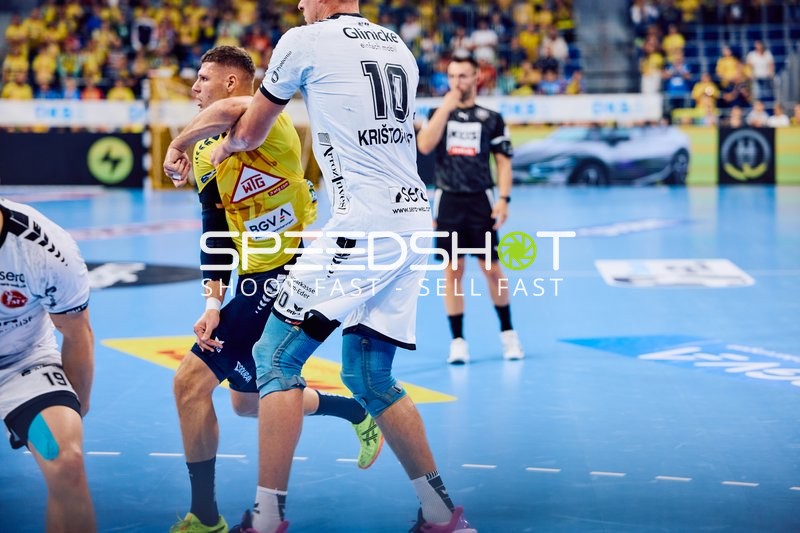 Ein Spieler von MT Melsungen mit der Nummer 10 blockiert einen Spieler der Rhein Neckar Löwen.