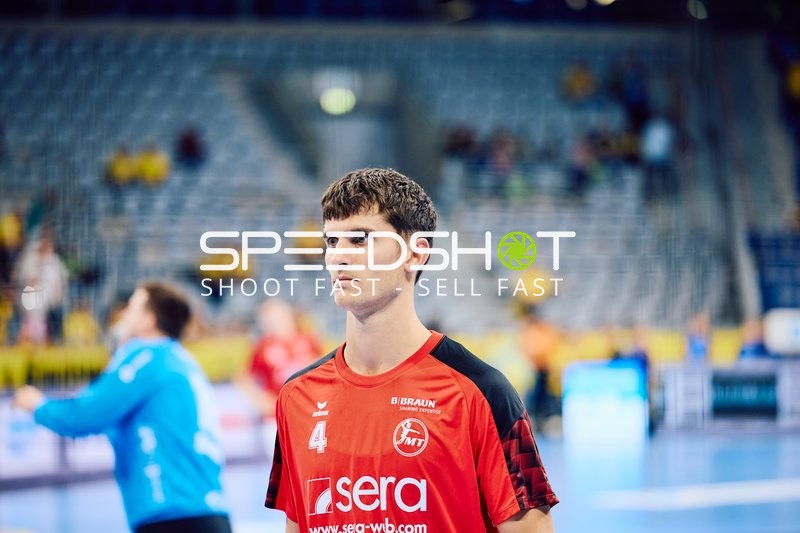 Ein Spieler von MT Melsungen steht auf dem Spielfeld.