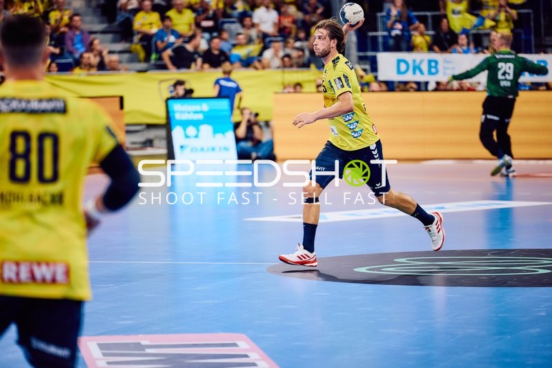 Ein Spieler von Rhein Neckar Löwen passt den Ball.