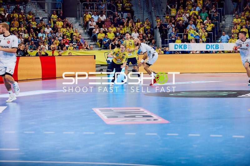 Ein Spieler der Rhein Neckar Löwen im Angriff gegen MT Melsungen