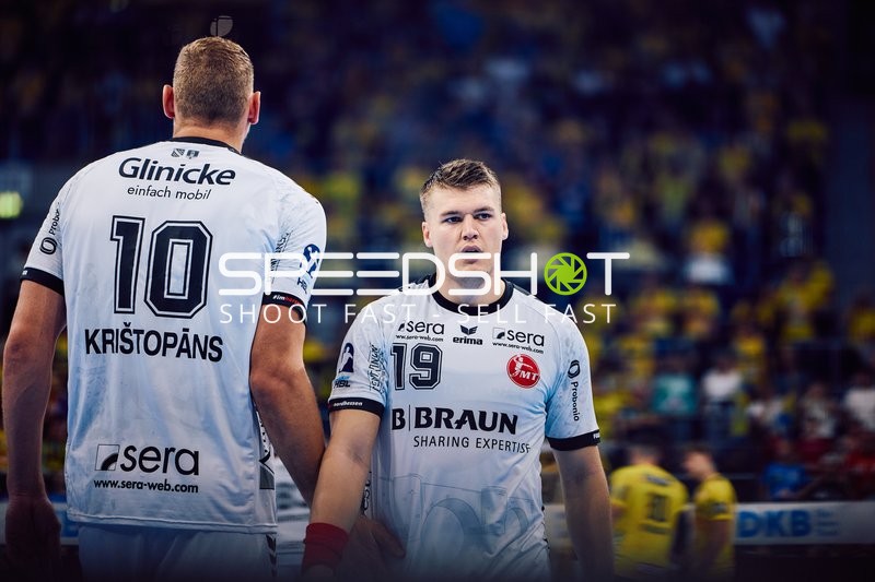 Spieler von MT Melsungen kommunizieren auf dem Spielfeld.