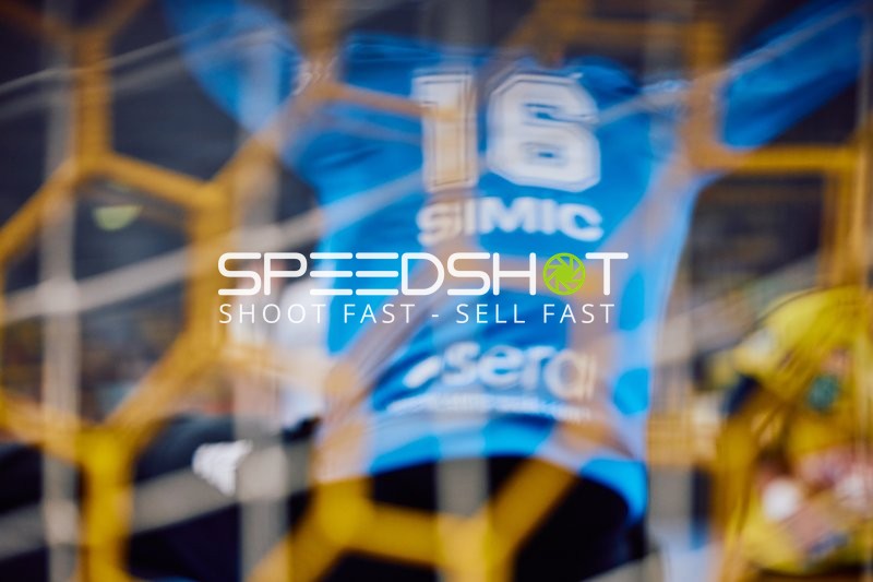 Ein Torwart in Aktion während eines Handballspiels.