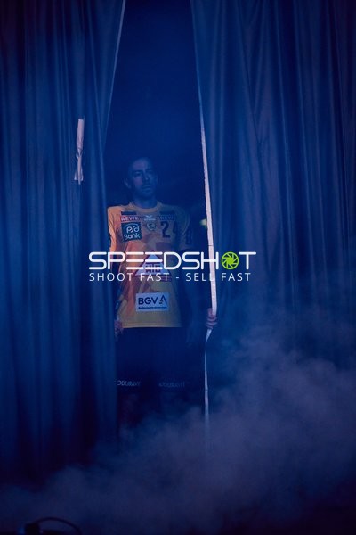 Spieler betritt das Spielfeld