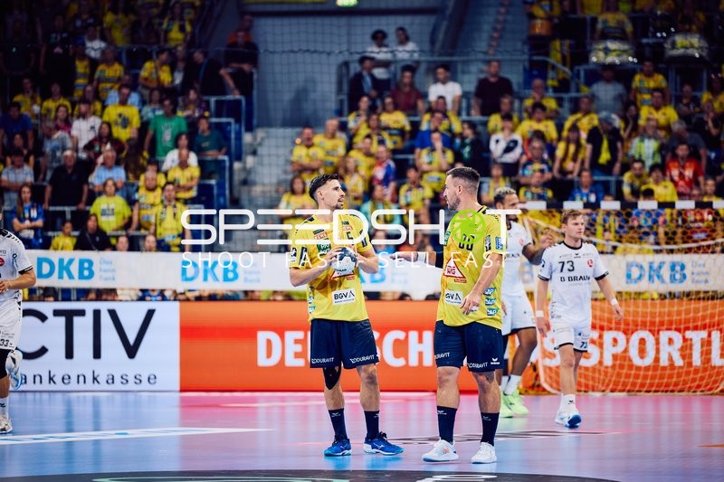 Diskussion zwischen zwei Spielern von Rhein Neckar Löwen während des Spiels.