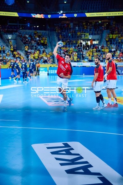 Ein Spieler von MT Melsungen wirft einen Ball.