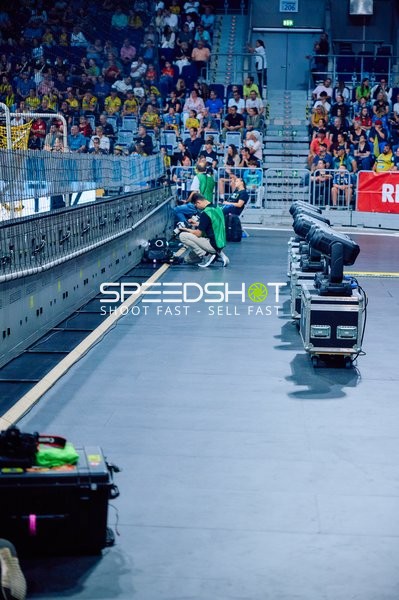 Fotografen bereiten sich am Spielfeldrand vor