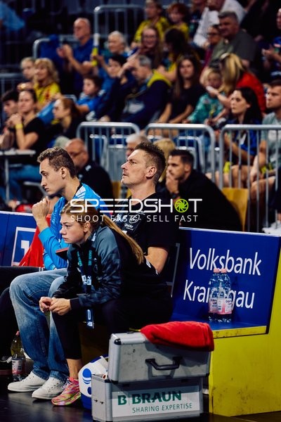 Betreuer und Trainer während des Spiels auf der Bank.