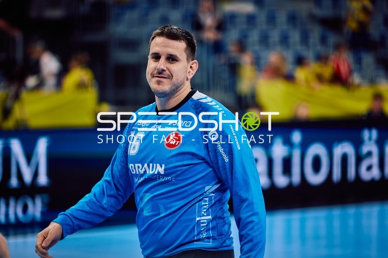 Ein Spieler von MT Melsungen bereitet sich auf das Spiel vor.