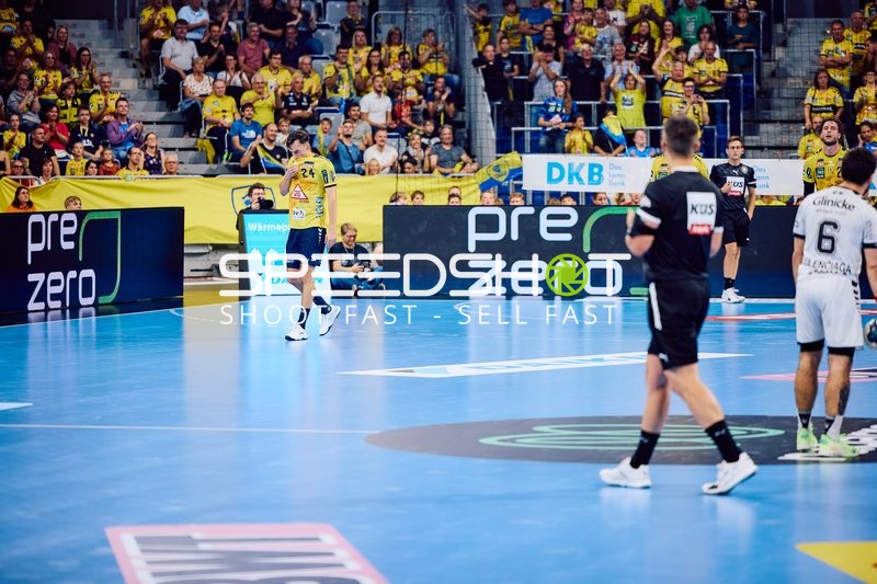 Spielpause mit Spielern auf dem Feld