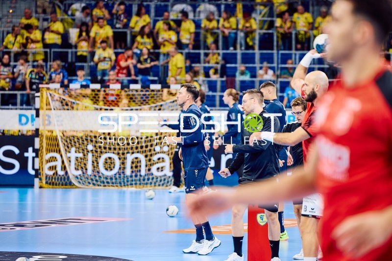 Spieler wärmen sich vor dem Spiel auf.