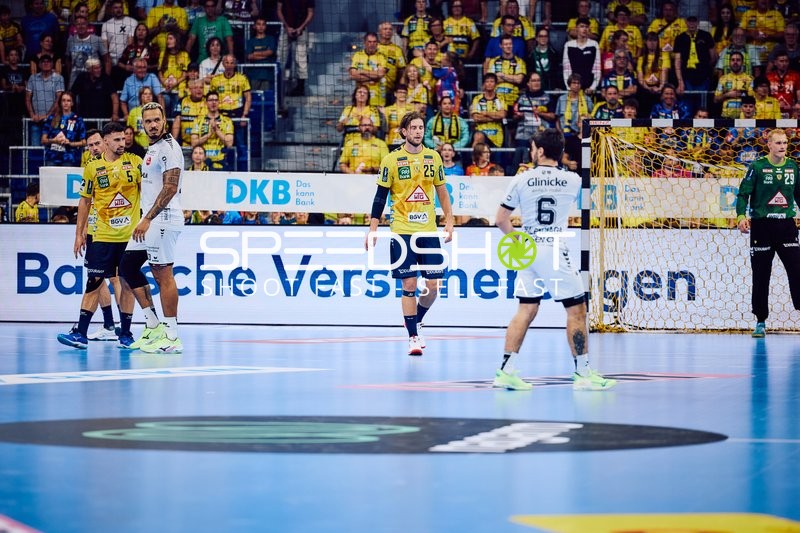 Spieler von Rhein Neckar Löwen und MT Melsungen bereiten sich auf den Angriff vor.