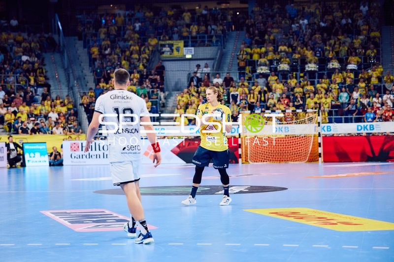 Juri Knorr von den Rhein Neckar Löwen im Angriff gegen einen Spieler von MT Melsungen.