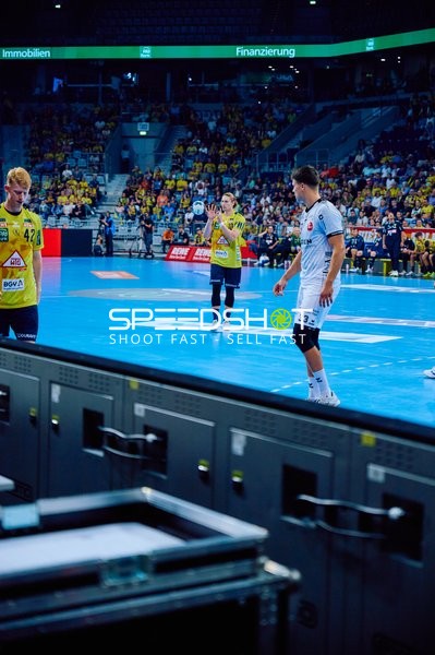 Spieler von Rhein Neckar Löwen bereitet sich auf einen Spielzug vor.