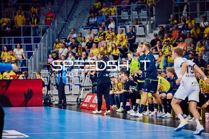 Spielbesprechung in der Nähe der Bank während des Spiels