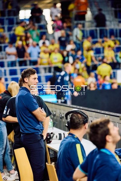 Uwe Gensheimer beobachtet das Spiel.