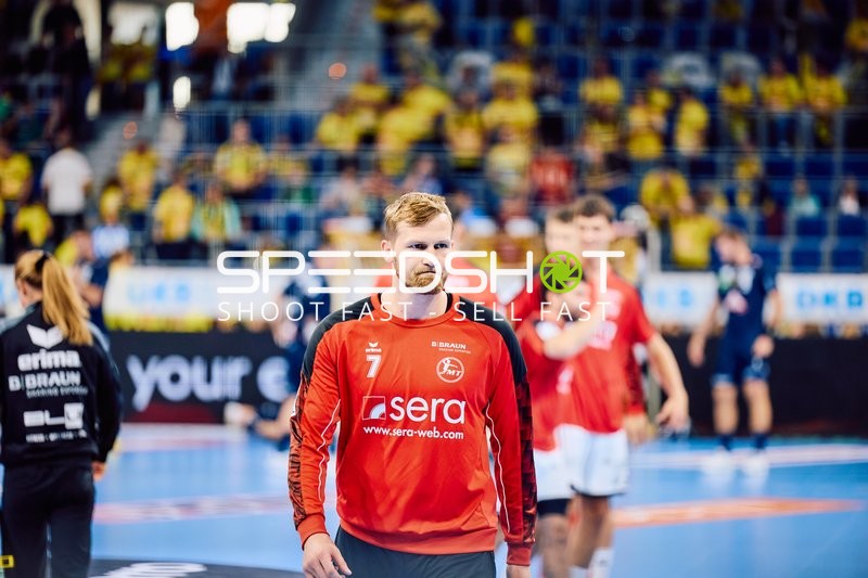 Spieler der MT Melsungen betreten das Spielfeld.