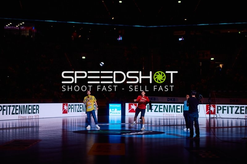 Spieler auf dem Spielfeld während der Spielvorstellung