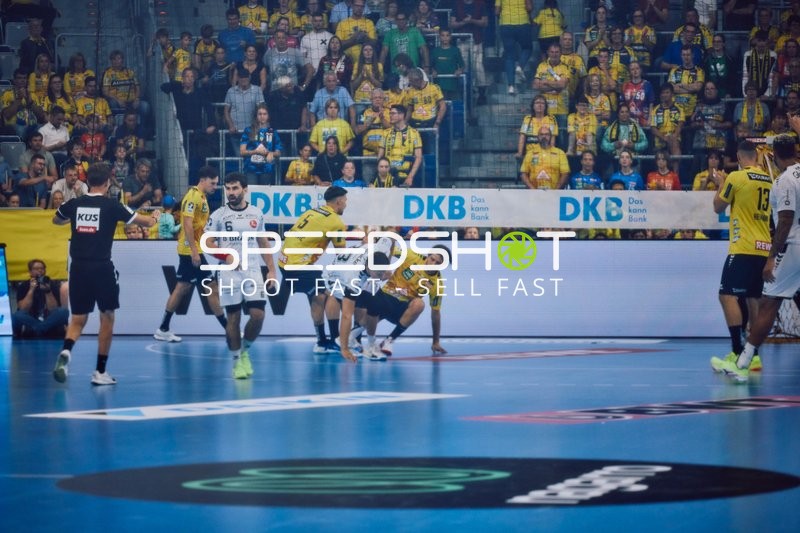 Ein Spieler von Rhein Neckar Löwen verteidigt gegen einen Spieler von MT Melsungen.