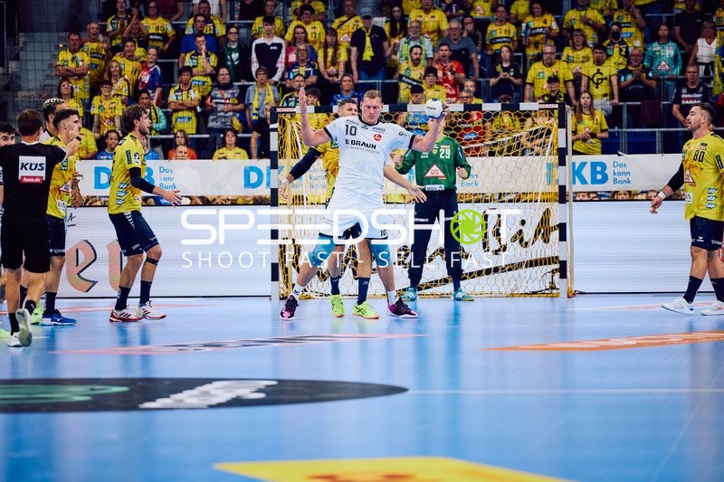 Ein Spieler von MT Melsungen versucht, ein Tor gegen die Rhein Neckar Löwen zu erzielen.