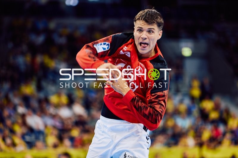 Ein Spieler von MT Melsungen, Aaron Mensing, ist in der Luft und wirft den Ball.