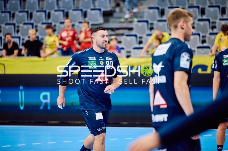 Spieler läuft auf dem Spielfeld