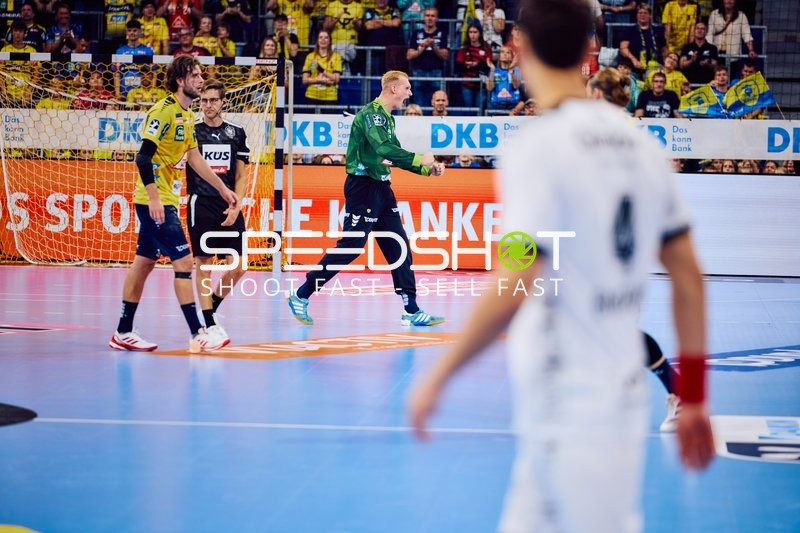 Ein Spieler der Rhein Neckar Löwen kommuniziert mit einem Mitspieler während des Spiels.