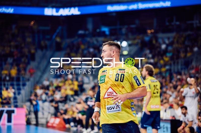 Ein Spieler von Rhein Neckar Löwen bewegt sich auf dem Spielfeld.