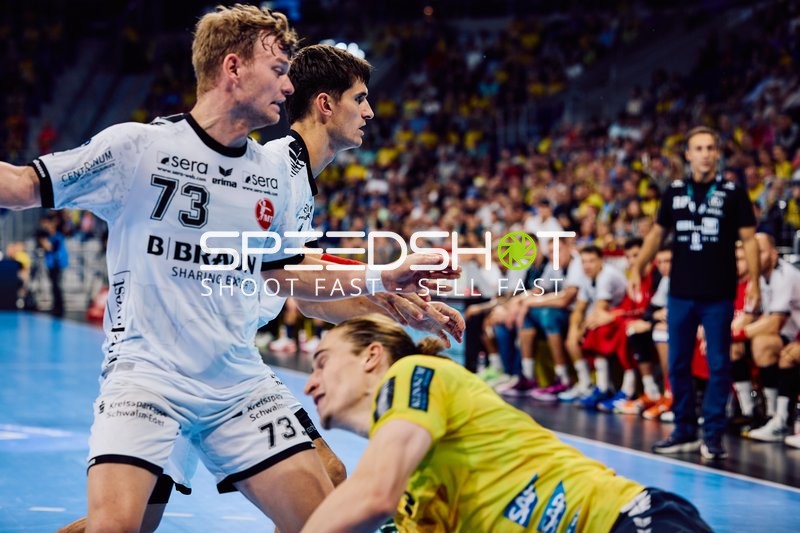 Ein Spieler der Rhein Neckar Löwen verteidigt gegen einen Spieler von MT Melsungen.