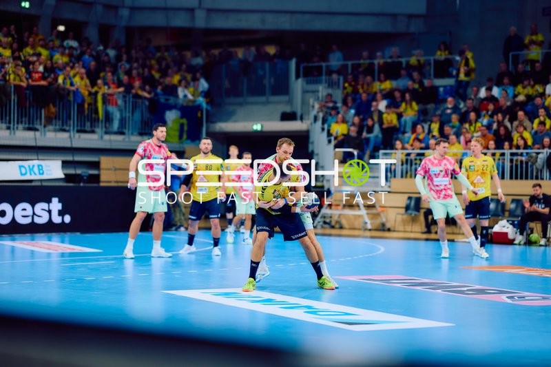 Jannik Kohlbacher von den Rhein Neckar Löwen versucht einen Angriff während des Spiels gegen Füchse Berlin zu starten.