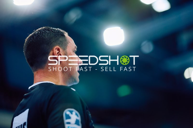 Ein Spieler betrachtet das Spielfeld.