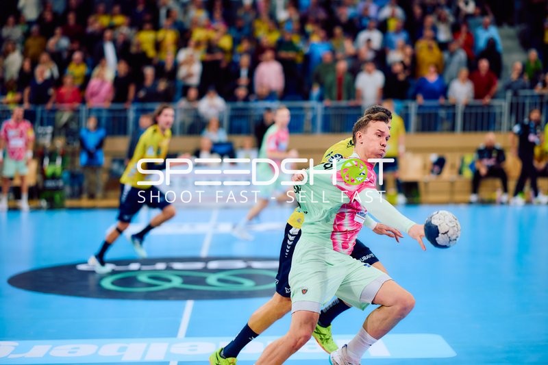 Ein Spieler von Füchse Berlin versucht, den Ball zu fangen