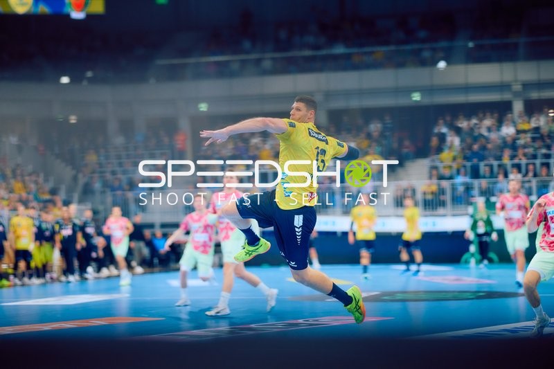 Ein Spieler der Rhein Neckar Löwen springt zum Wurf.