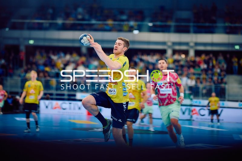 Ein Spieler der Rhein Neckar Löwen springt mit dem Ball in der Hand zum Torwurf.