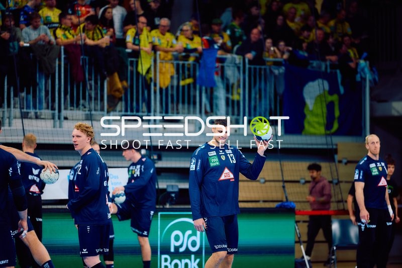 Aufwärmen der Spieler auf dem Spielfeld