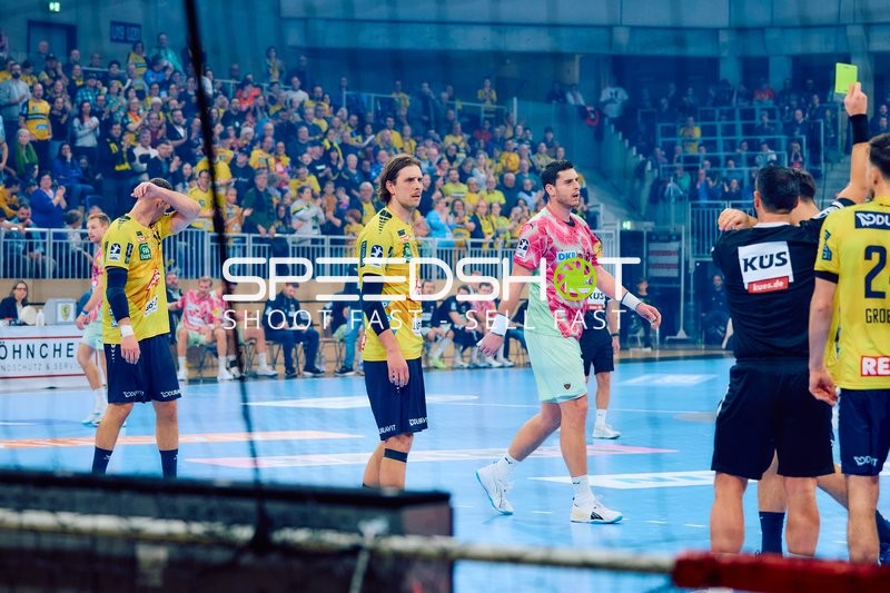 Ein Spieler von Rhein Neckar Löwen bekommt eine gelbe Karte.