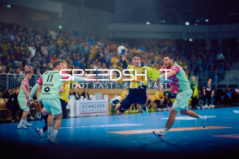 Ein Spieler von Rhein Neckar Löwen springt und wirft den Ball Richtung Tor.