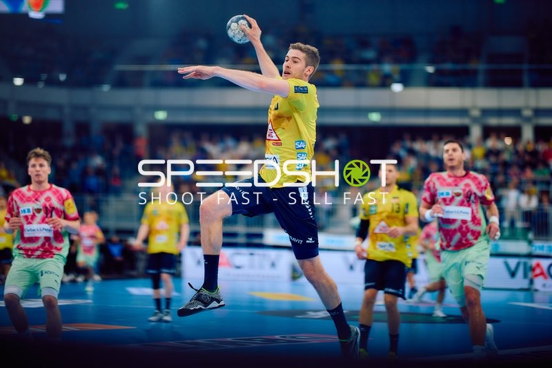 Ein Spieler der Rhein Neckar Löwen ist in der Luft und wirft den Ball.