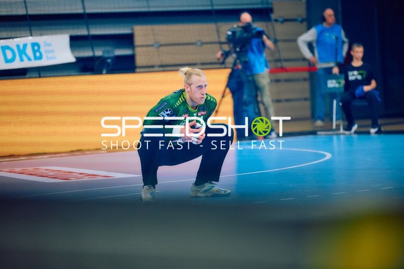 Ein Torwart in Vorbereitung auf das Spiel.