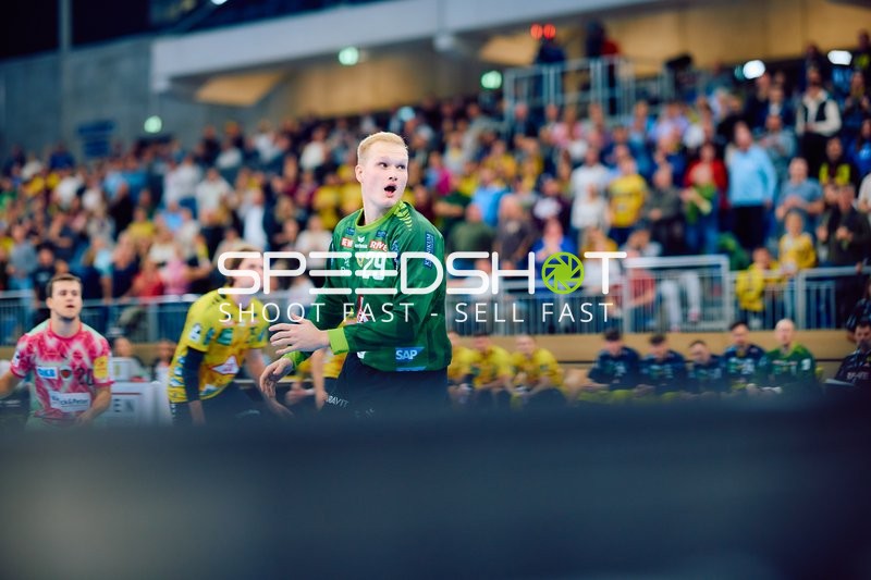 Ein Torhüter beobachtet die Spielfeldaktion konzentriert.