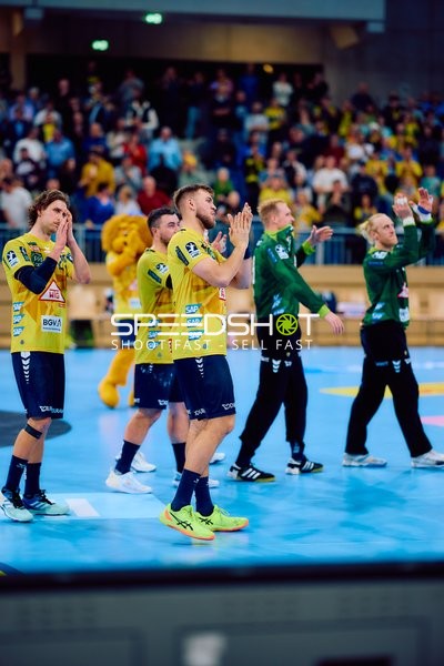 Die Spieler der Rhein Neckar Löwen bedanken sich beim Publikum.