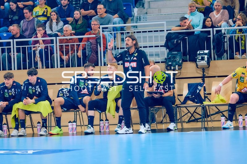 Trainer gibt Anweisungen von der Seitenlinie