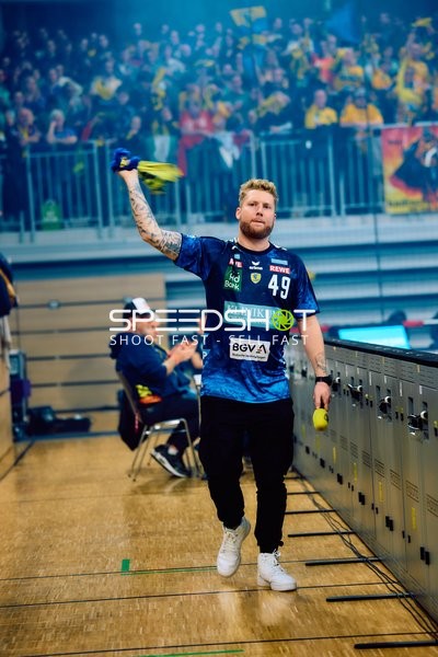 Ein Spieler der Rhein Neckar Löwen, Kevin Gerwin, geht von der Spielfläche.